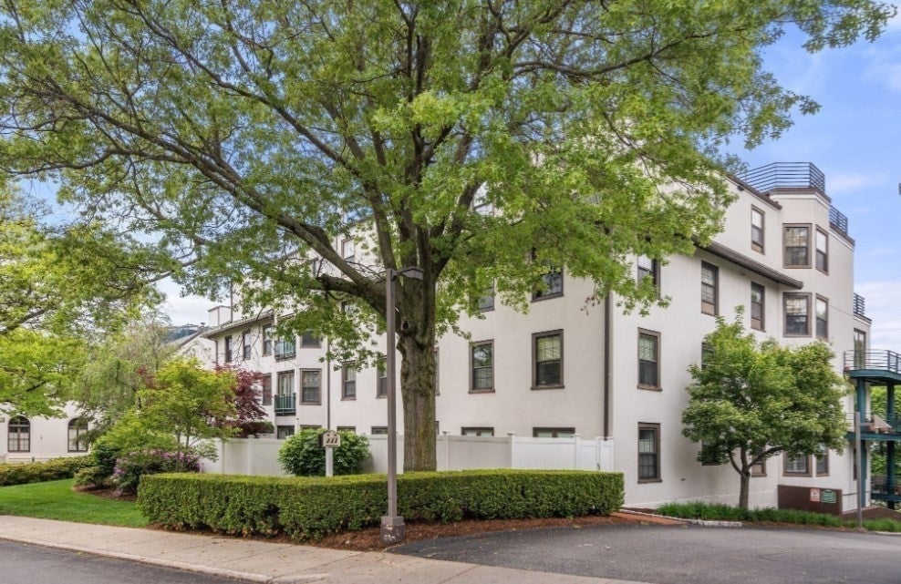 227 Summit Ave E304