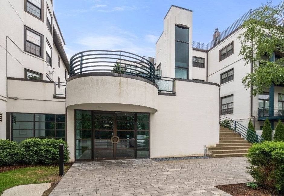 227 Summit Ave E304, Brookline MA 02446