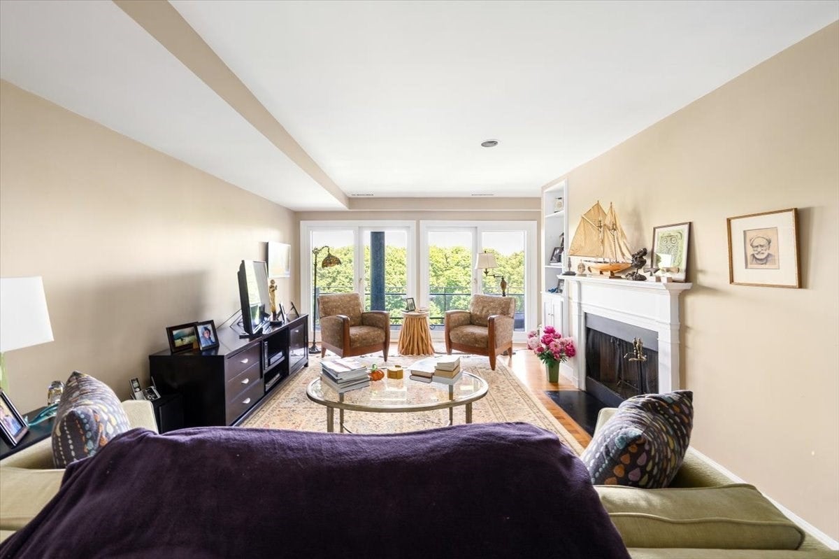 227 Summit Ave E304