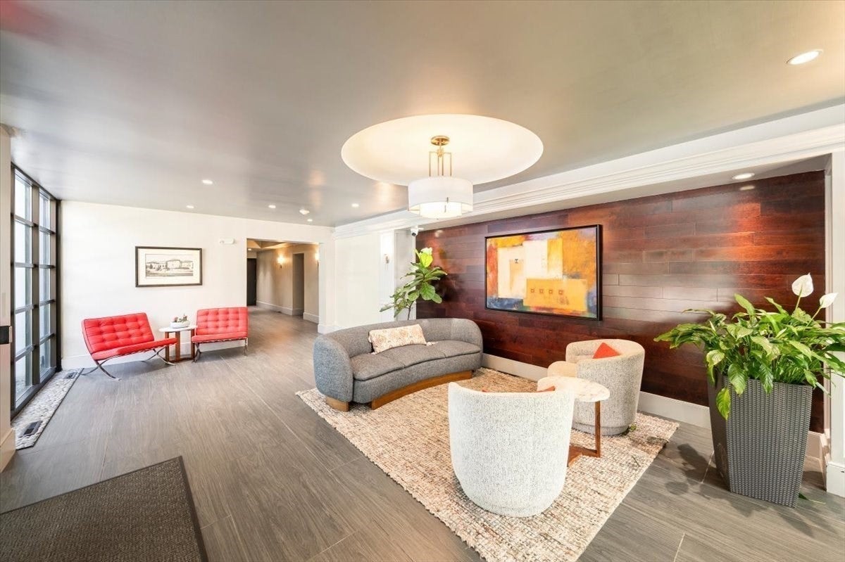 227 Summit Ave E304