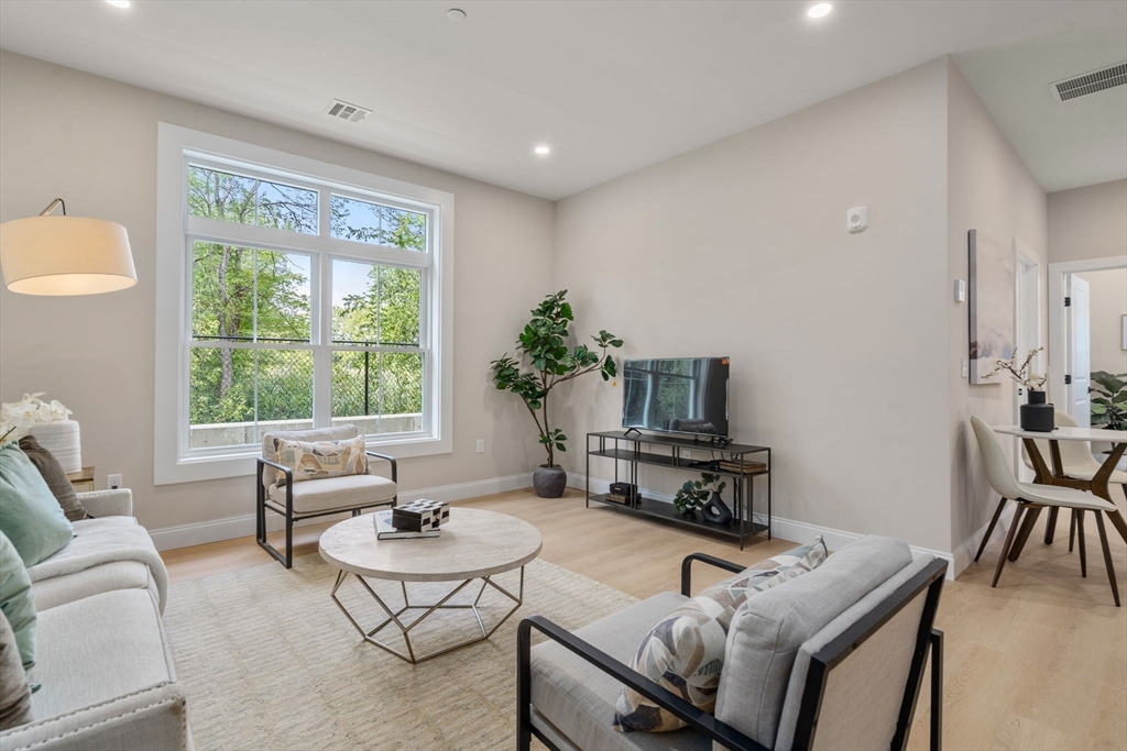 7 Cross St 205