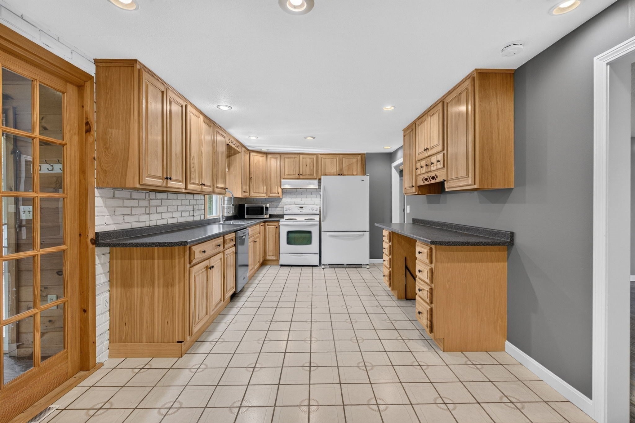 12 Sunset Cir, Derry, NH, 12 Sunset Cir, Derry, NH Photo #5