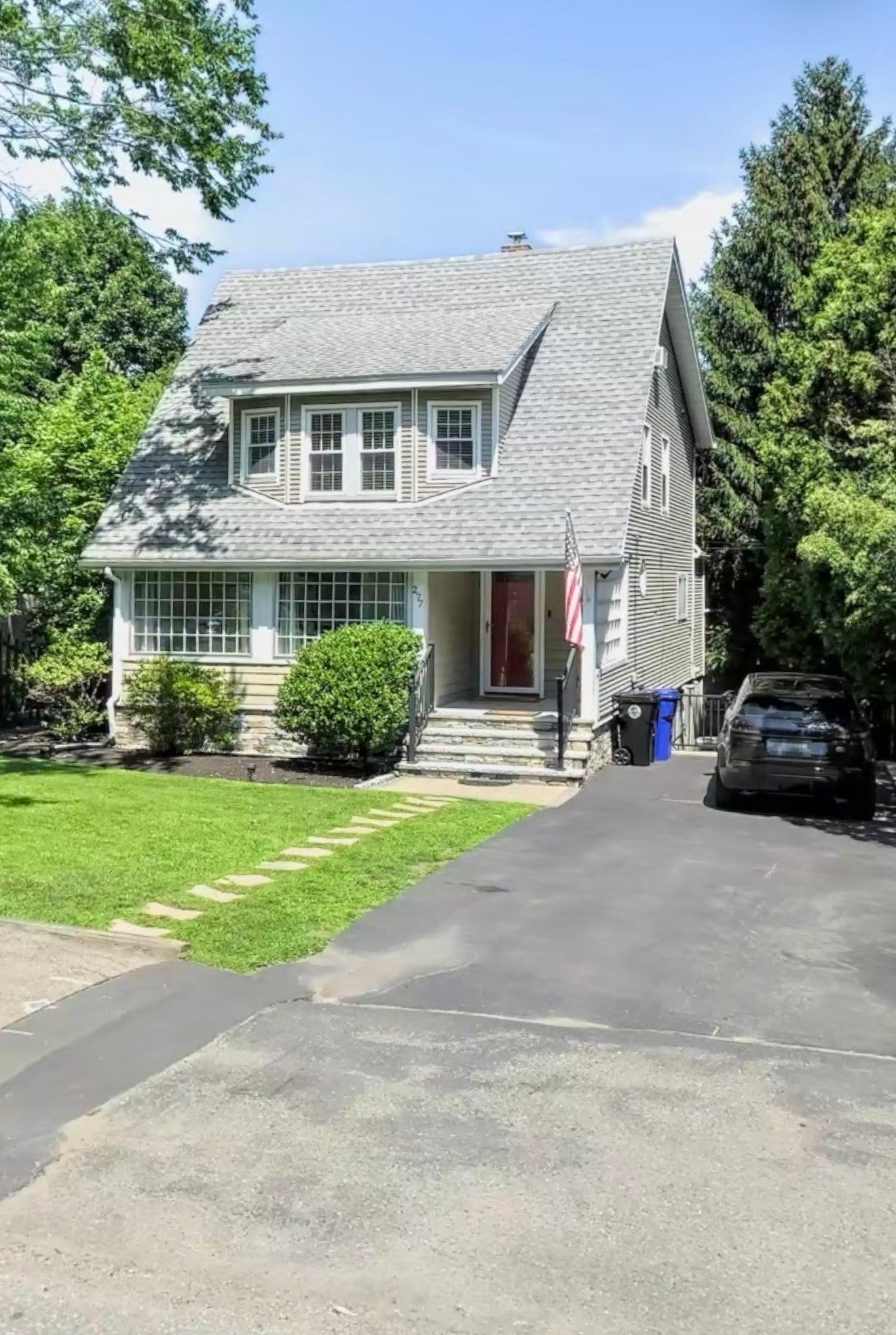 Click for 277 Pleasant St, Marblehead, MA slideshow