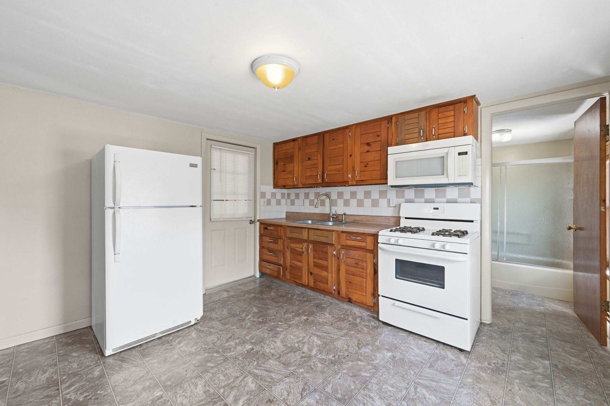37 Howard St, Chicopee, MA, 37 Howard St, Chicopee, MA Photo #15