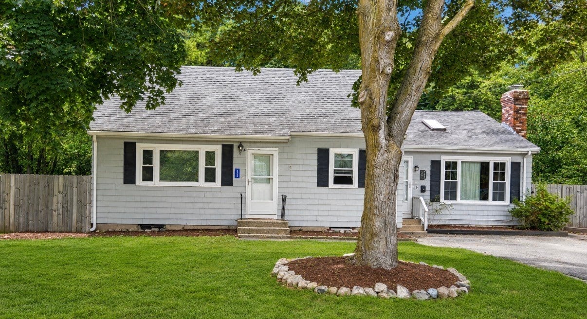 11 Munroe Dr, Plainville, MA Photo #1