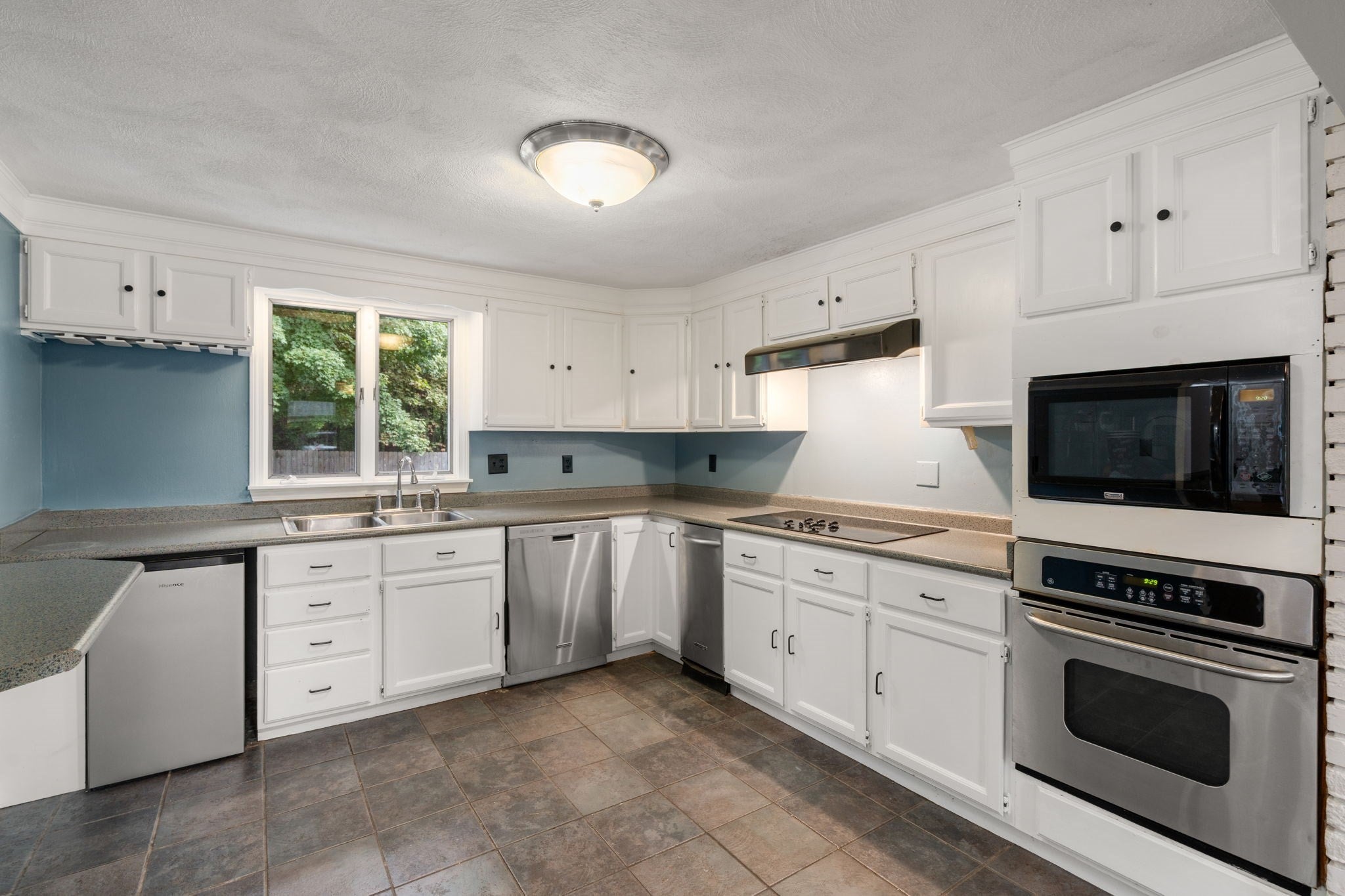 11 Munroe Dr, Plainville, MA Photo #2