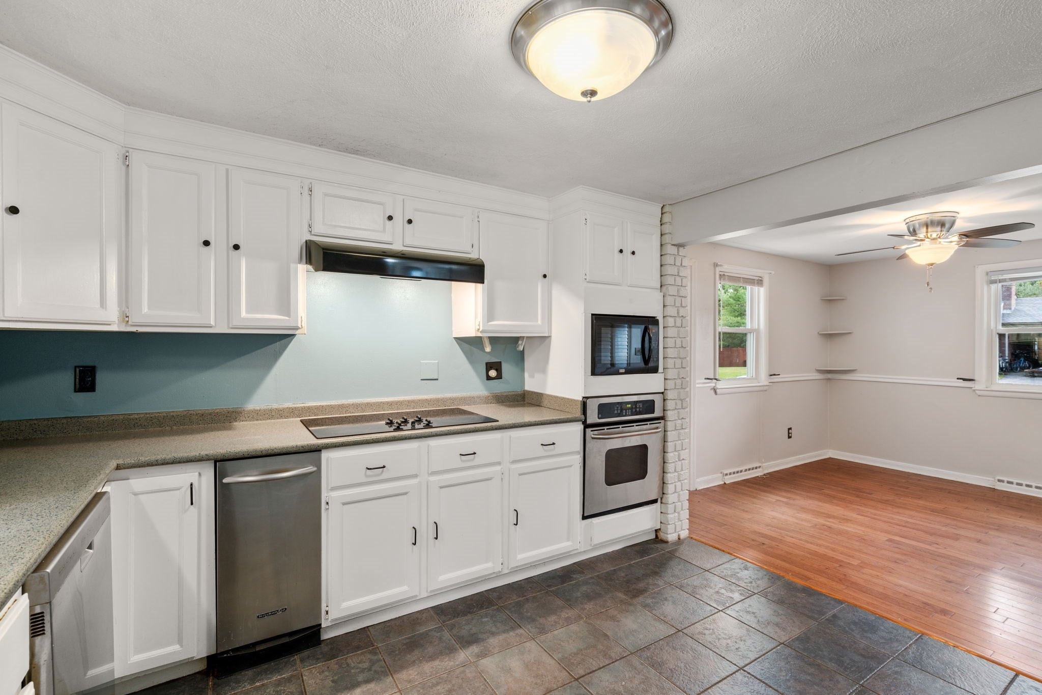 11 Munroe Dr, Plainville, MA Photo #3