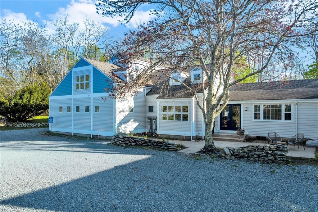 1049 Main St