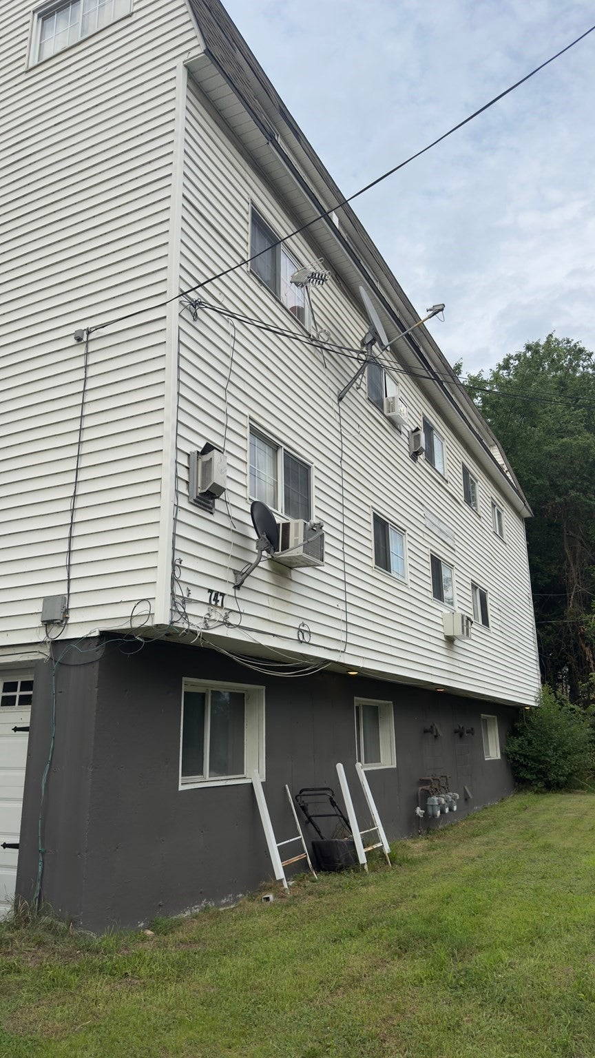 747 River St 2