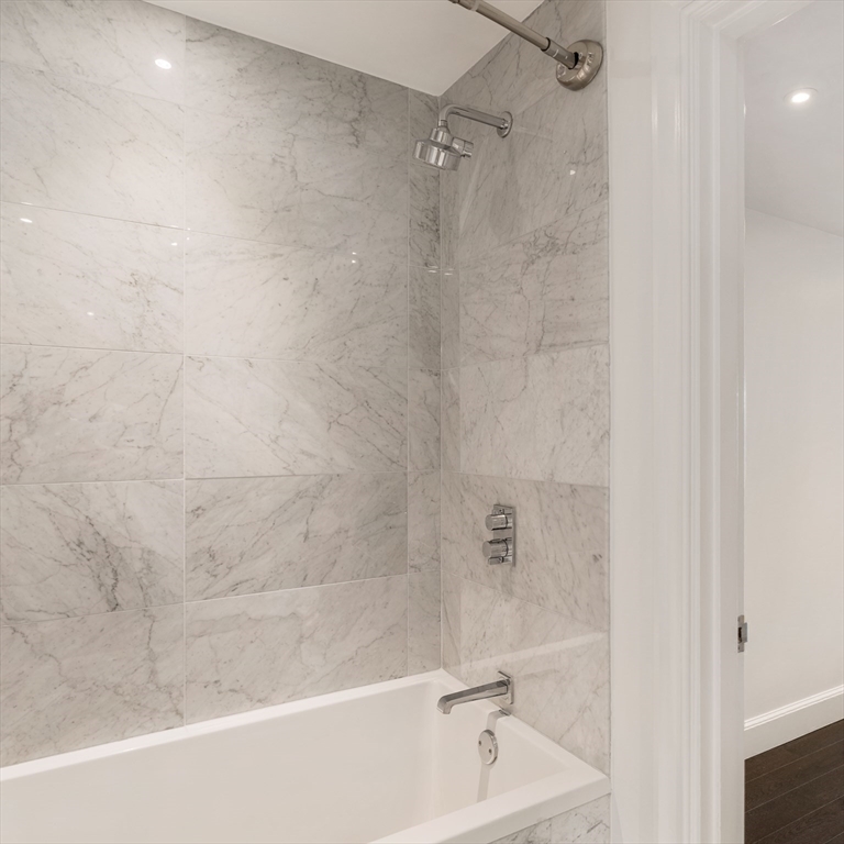 Boston, Massachusetts 02199, United States, 2 Bedrooms Bedrooms, ,2 BathroomsBathrooms,Residential,Active,223193