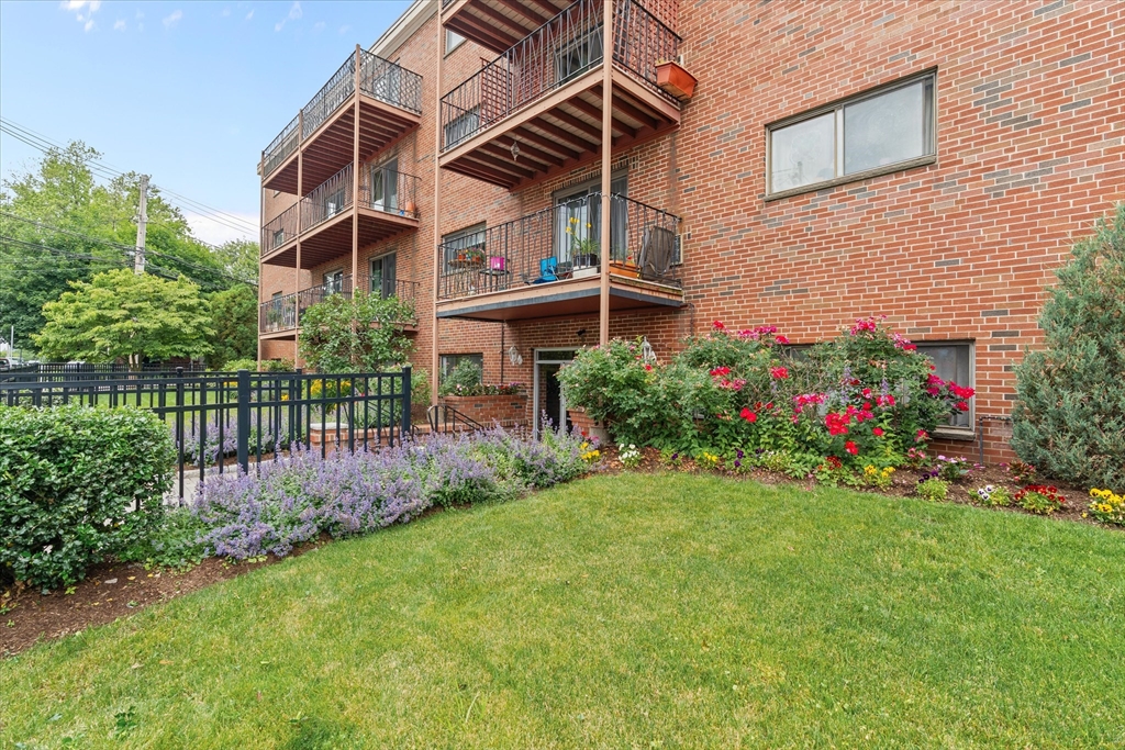 26 Waverly St 410