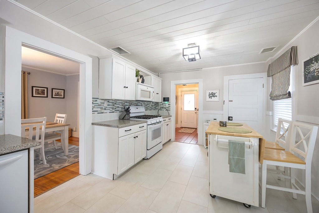 Milford, Massachusetts 01757, United States, 3 Bedrooms Bedrooms, ,1 BathroomBathrooms,Residential,Pending,213889