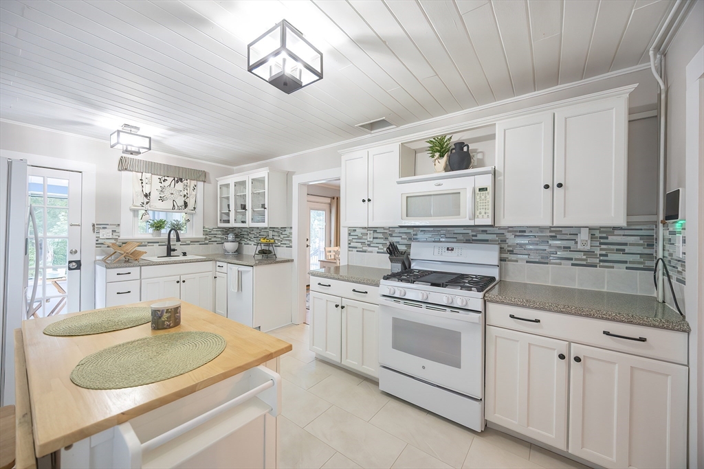 Milford, Massachusetts 01757, United States, 3 Bedrooms Bedrooms, ,1 BathroomBathrooms,Residential,Pending,213889