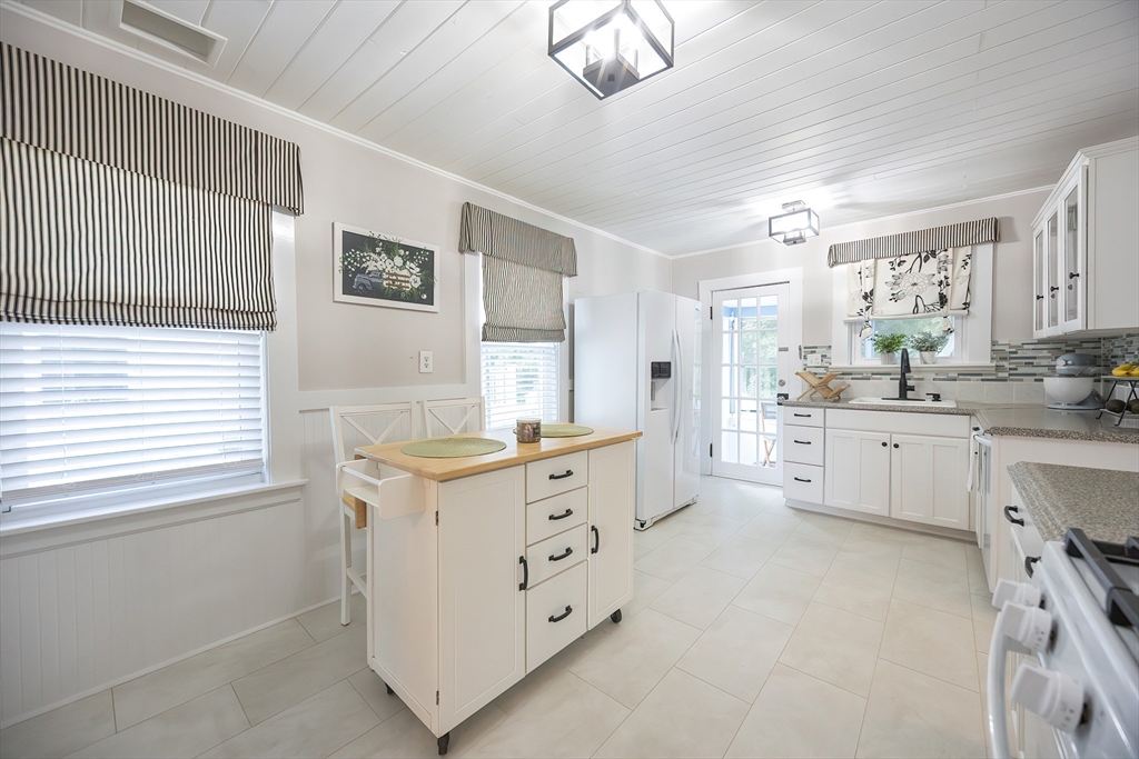 Milford, Massachusetts 01757, United States, 3 Bedrooms Bedrooms, ,1 BathroomBathrooms,Residential,Pending,213889