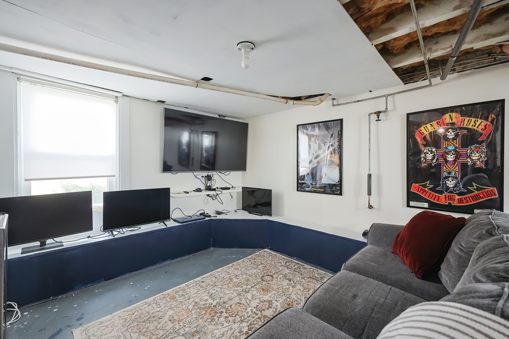 Milford, Massachusetts 01757, United States, 3 Bedrooms Bedrooms, ,1 BathroomBathrooms,Residential,Pending,213889