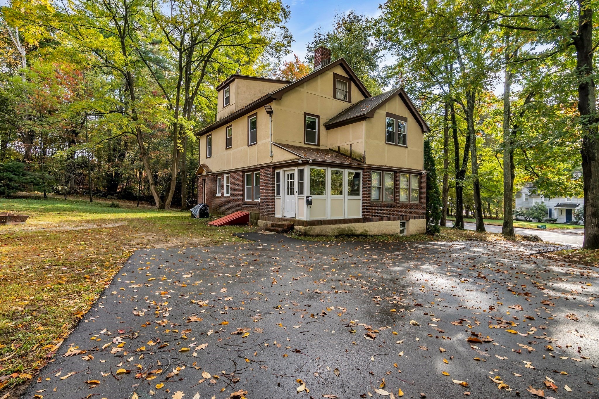 Photo of 560 Salisbury ST, Worcester, MA