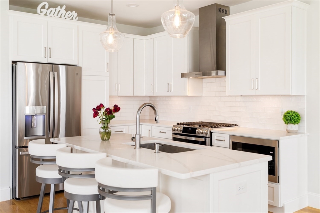 Middleton, Massachusetts 01949, United States, 2 Bedrooms Bedrooms, ,3 BathroomsBathrooms,Residential,Contingent,138469