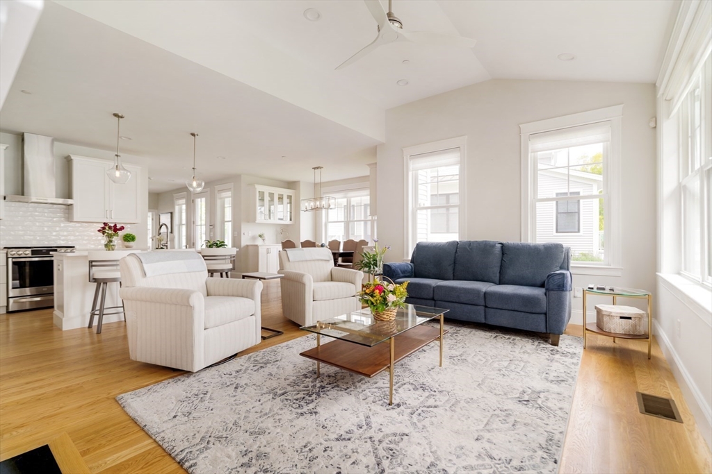 Middleton, Massachusetts 01949, United States, 2 Bedrooms Bedrooms, ,3 BathroomsBathrooms,Residential,Contingent,138469