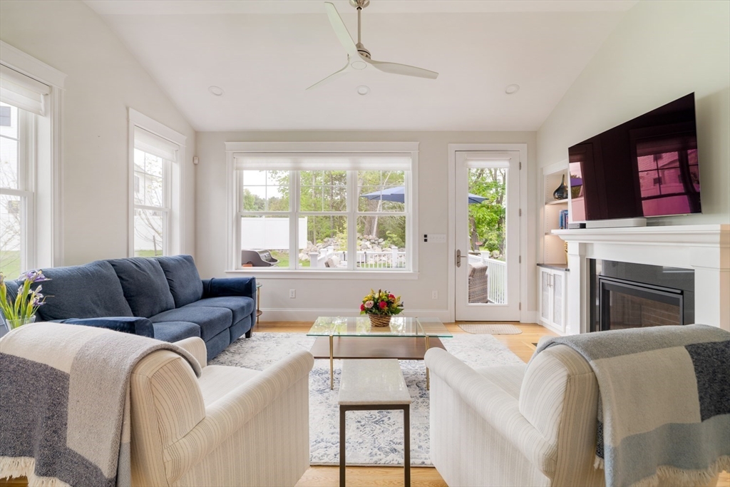 Middleton, Massachusetts 01949, United States, 2 Bedrooms Bedrooms, ,3 BathroomsBathrooms,Residential,Contingent,138469