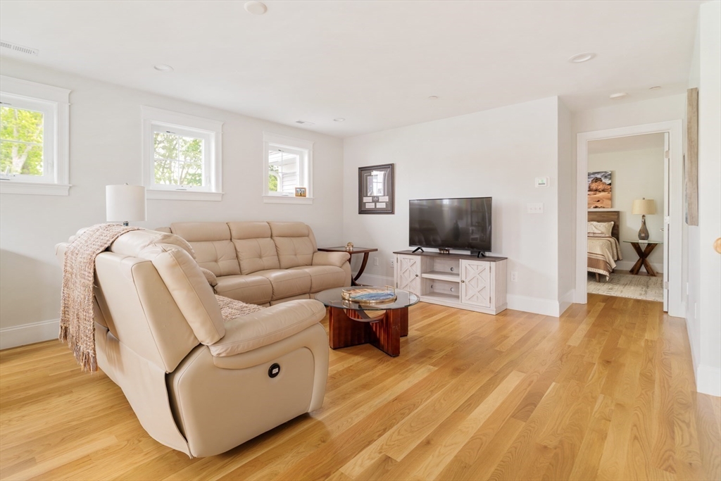 Middleton, Massachusetts 01949, United States, 2 Bedrooms Bedrooms, ,3 BathroomsBathrooms,Residential,Contingent,138469