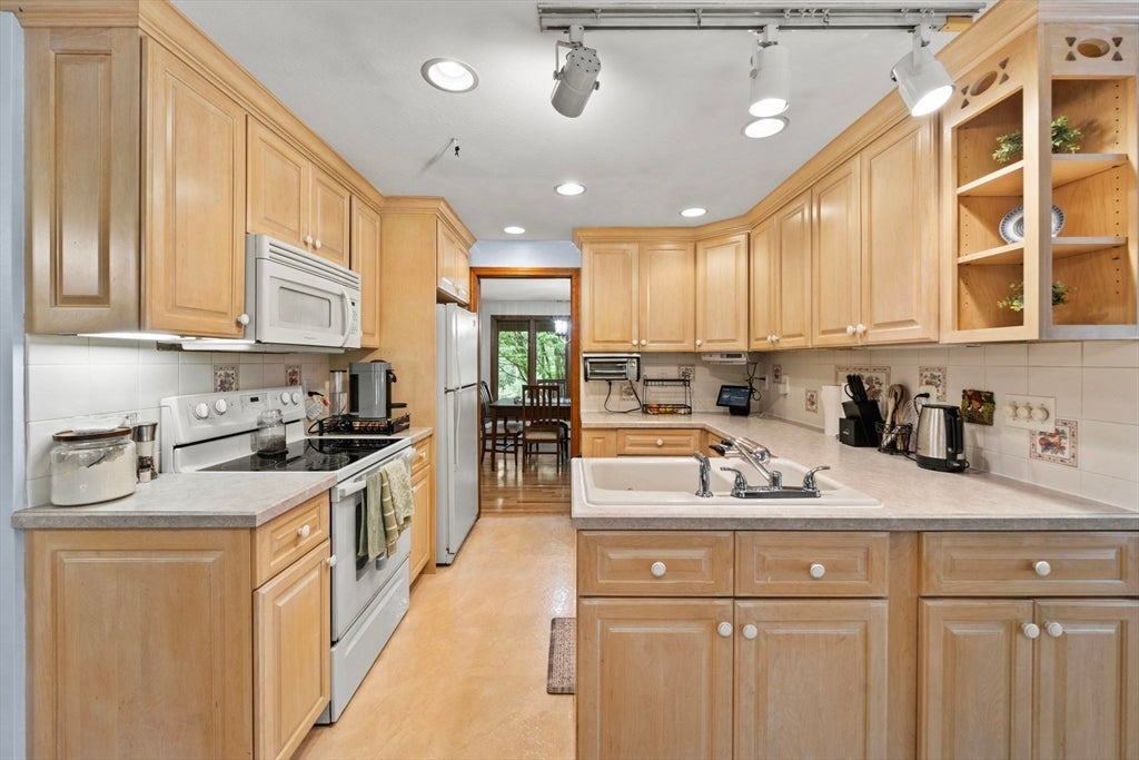 95 Walnut Street, Middleboro, MA Photo #21