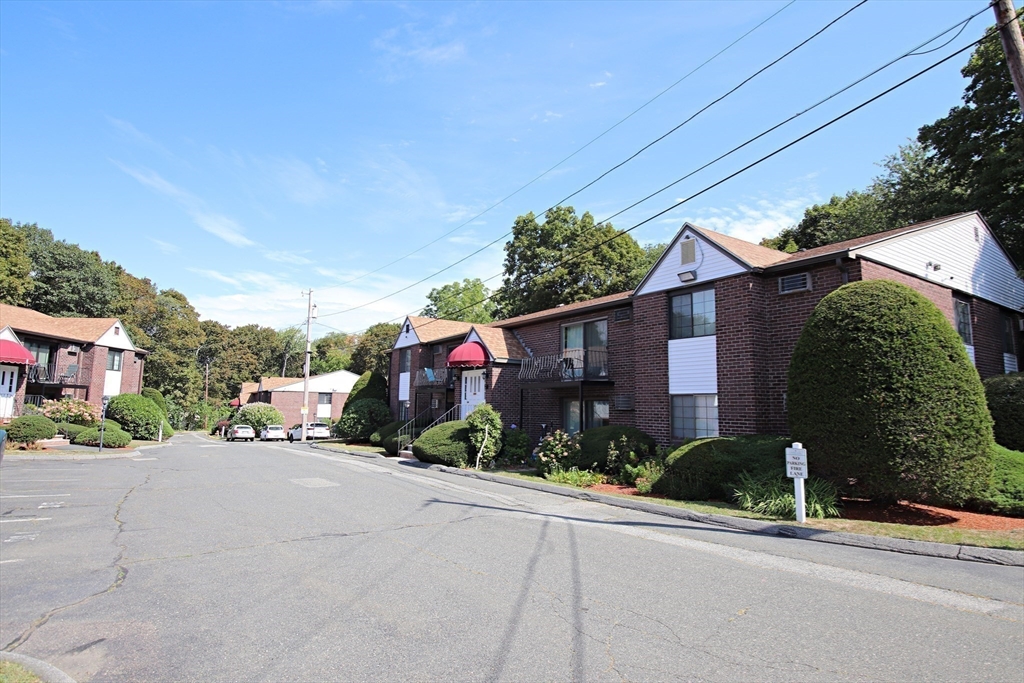 Saugus, Massachusetts 01906, United States, 2 Bedrooms Bedrooms, ,1 BathroomBathrooms,Residential,Pending,201837