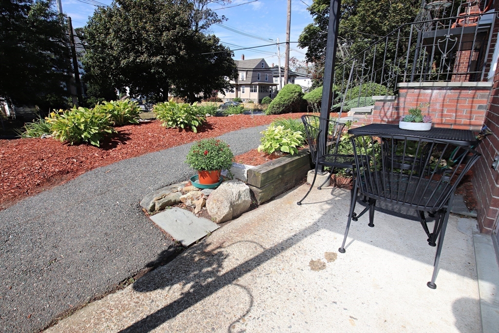 Saugus, Massachusetts 01906, United States, 2 Bedrooms Bedrooms, ,1 BathroomBathrooms,Residential,Pending,201837