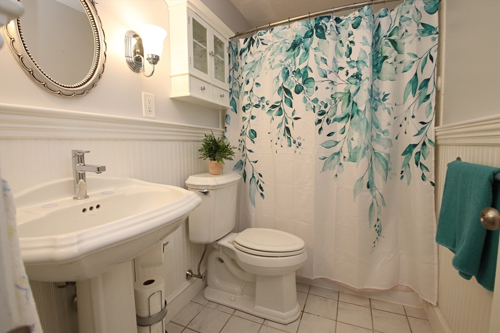 Saugus, Massachusetts 01906, United States, 2 Bedrooms Bedrooms, ,1 BathroomBathrooms,Residential,Pending,201837