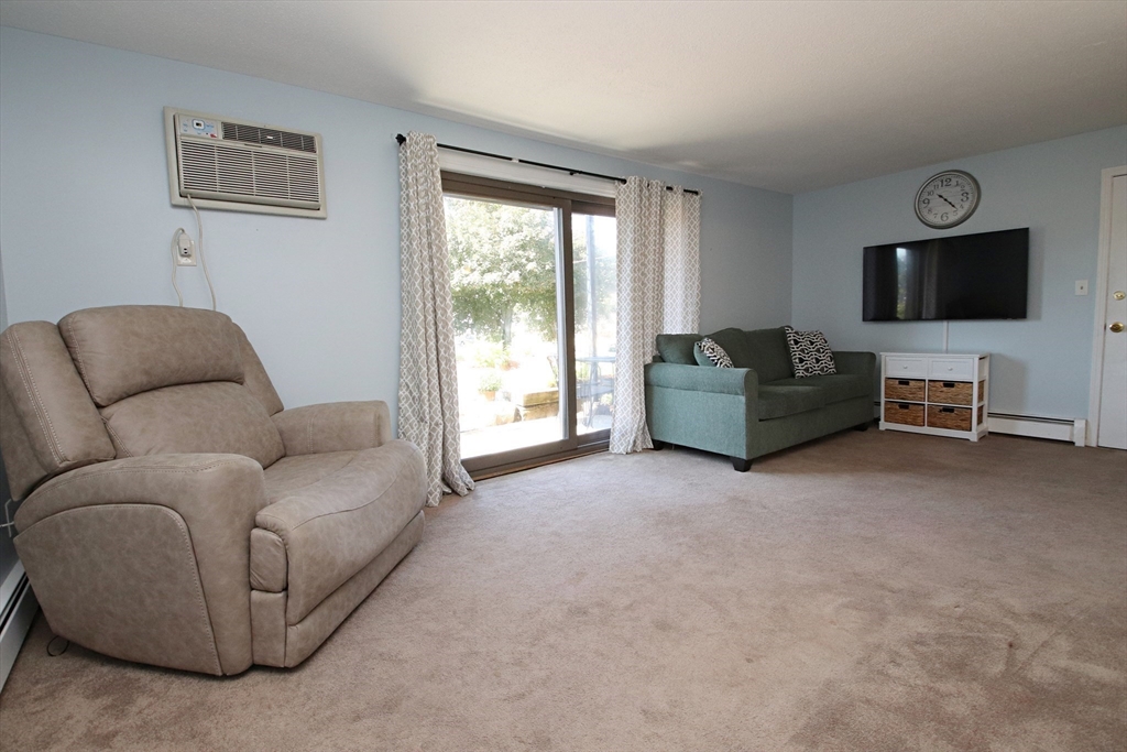 Saugus, Massachusetts 01906, United States, 2 Bedrooms Bedrooms, ,1 BathroomBathrooms,Residential,Pending,201837