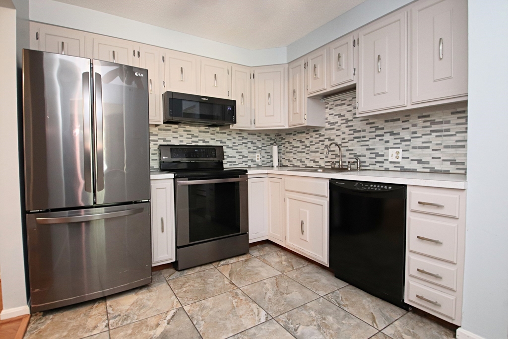 Saugus, Massachusetts 01906, United States, 2 Bedrooms Bedrooms, ,1 BathroomBathrooms,Residential,Pending,201837