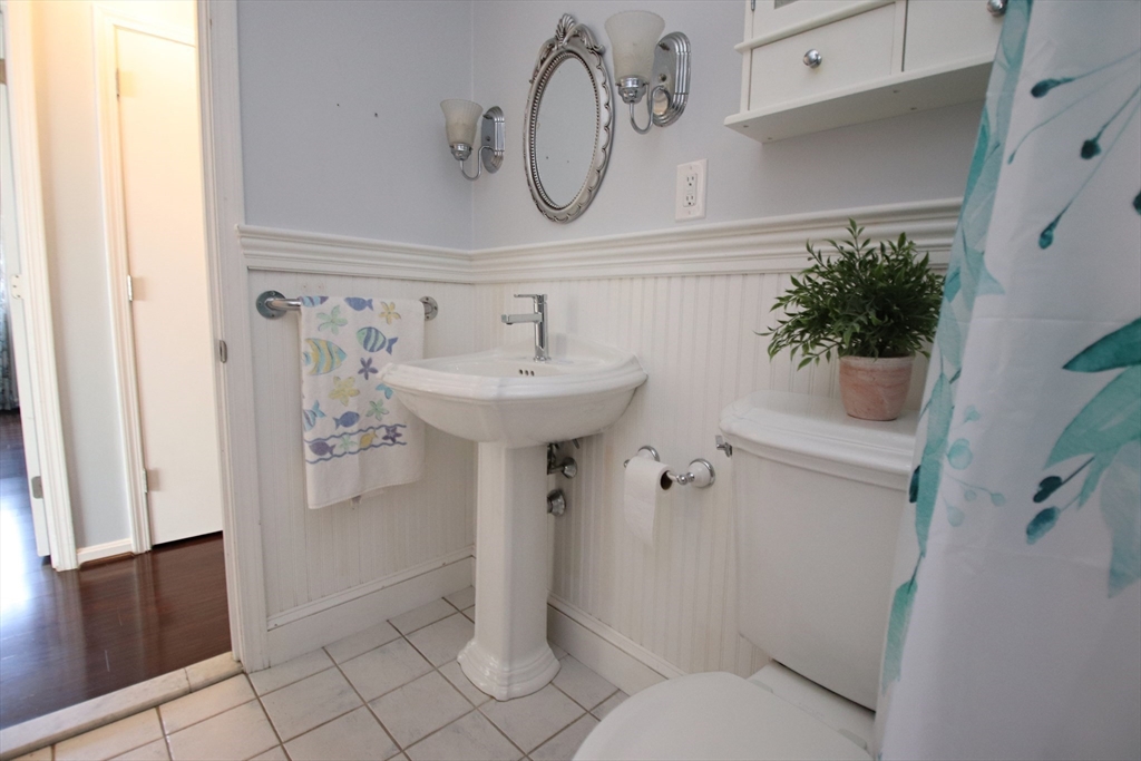 Saugus, Massachusetts 01906, United States, 2 Bedrooms Bedrooms, ,1 BathroomBathrooms,Residential,Pending,201837