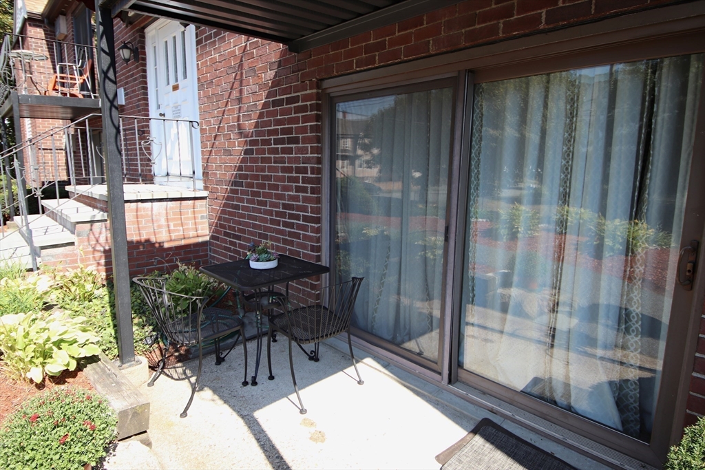 Saugus, Massachusetts 01906, United States, 2 Bedrooms Bedrooms, ,1 BathroomBathrooms,Residential,Pending,201837