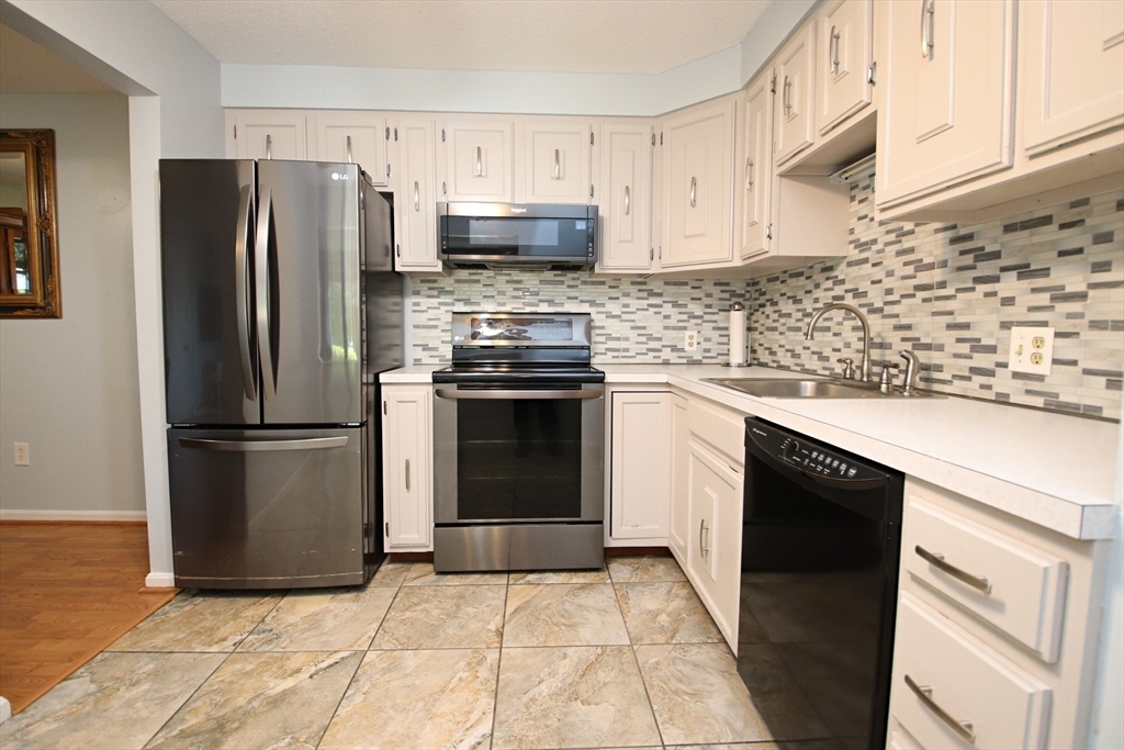 Saugus, Massachusetts 01906, United States, 2 Bedrooms Bedrooms, ,1 BathroomBathrooms,Residential,Pending,201837