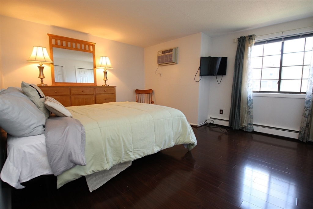 Saugus, Massachusetts 01906, United States, 2 Bedrooms Bedrooms, ,1 BathroomBathrooms,Residential,Pending,201837