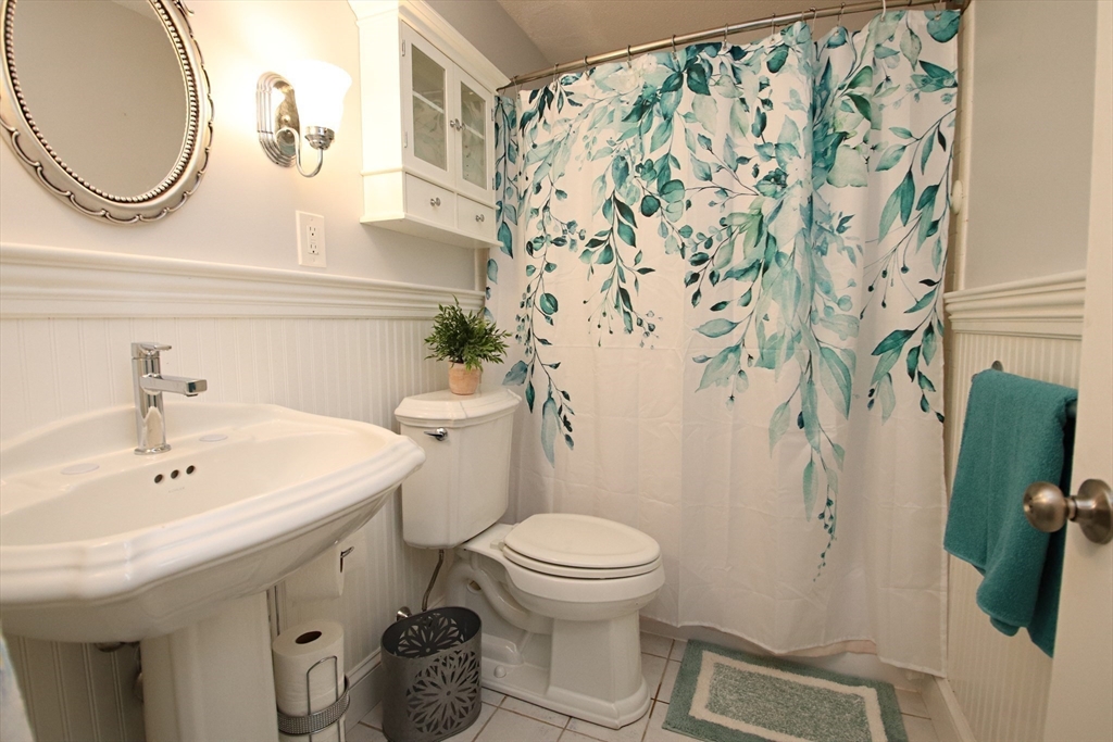 Saugus, Massachusetts 01906, United States, 2 Bedrooms Bedrooms, ,1 BathroomBathrooms,Residential,Pending,201837