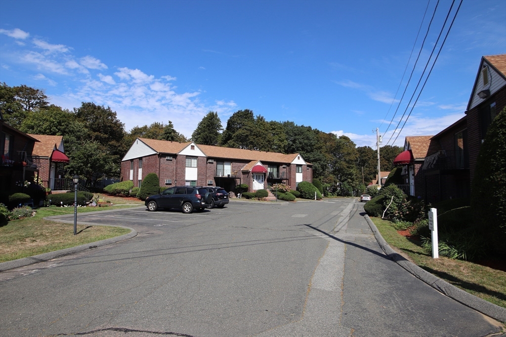 Saugus, Massachusetts 01906, United States, 2 Bedrooms Bedrooms, ,1 BathroomBathrooms,Residential,Pending,201837