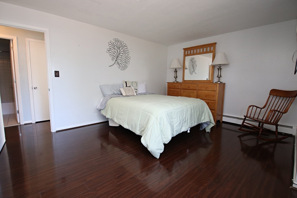 Saugus, Massachusetts 01906, United States, 2 Bedrooms Bedrooms, ,1 BathroomBathrooms,Residential,Pending,201837