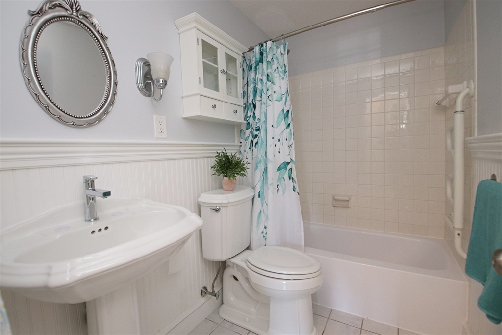 Saugus, Massachusetts 01906, United States, 2 Bedrooms Bedrooms, ,1 BathroomBathrooms,Residential,Pending,201837