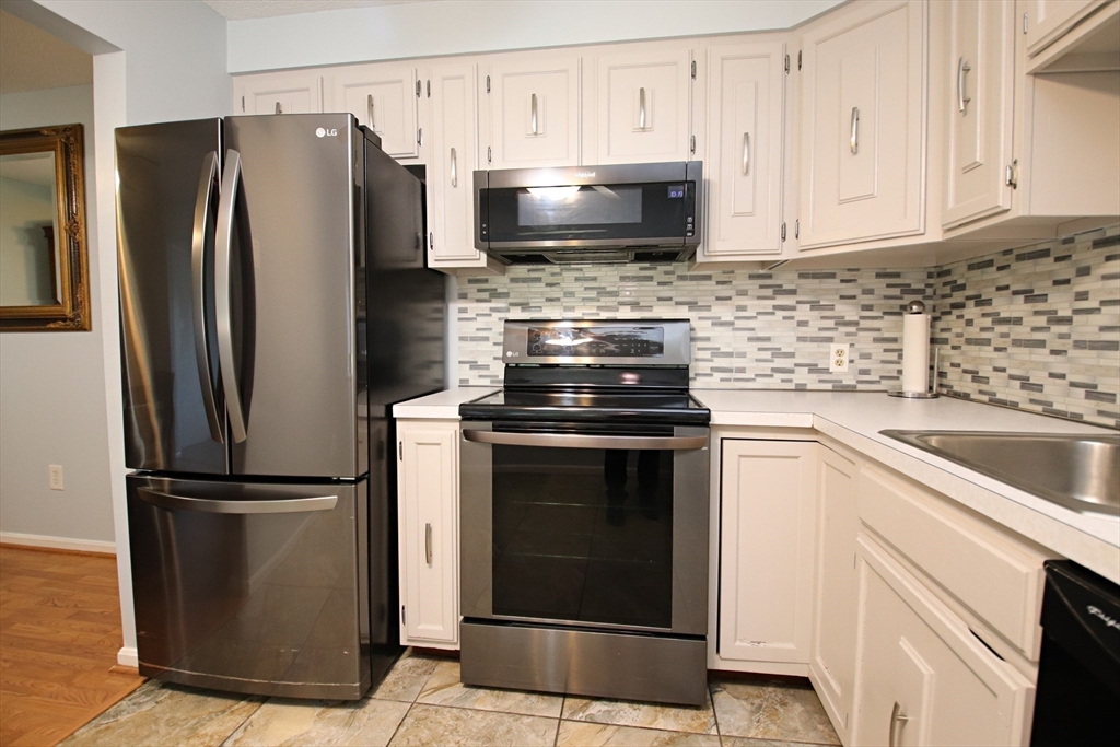 Saugus, Massachusetts 01906, United States, 2 Bedrooms Bedrooms, ,1 BathroomBathrooms,Residential,Pending,201837