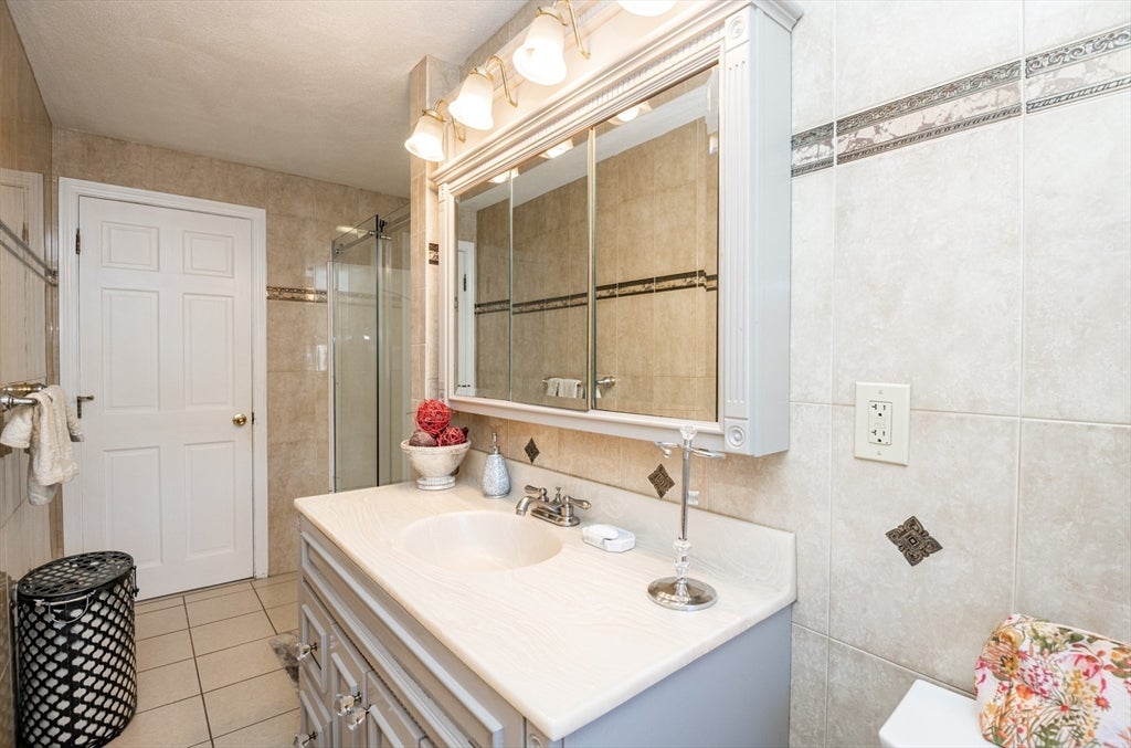 27 Carr Rd, Saugus, MA Photo #15
