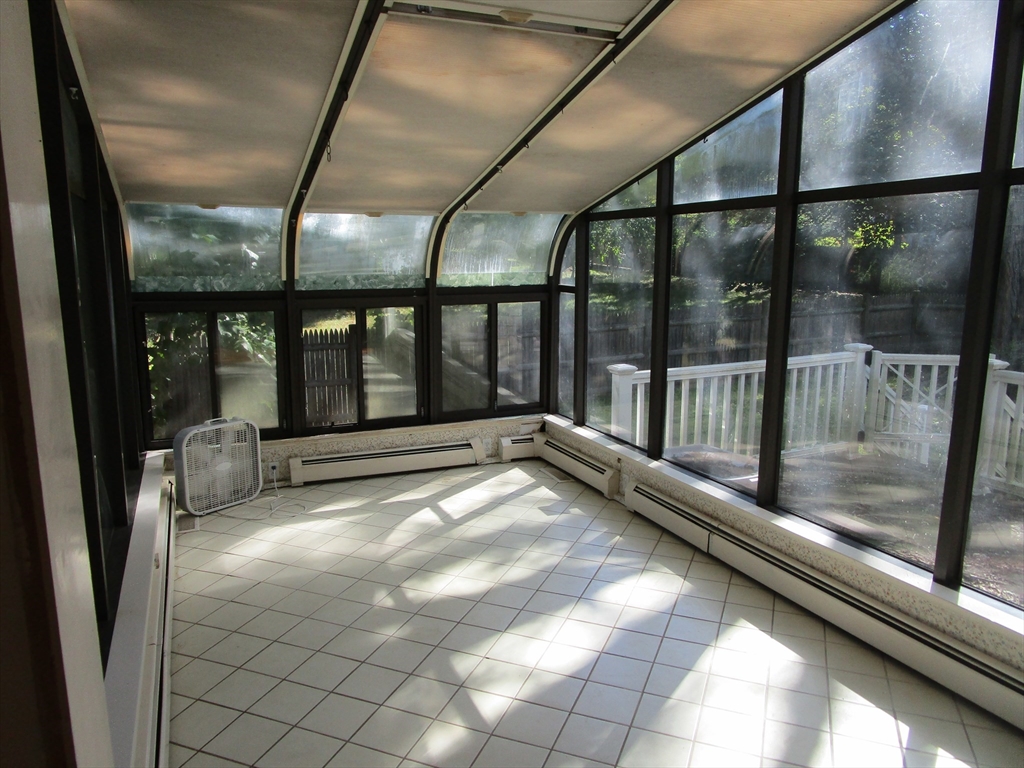 16 Munroe Ave