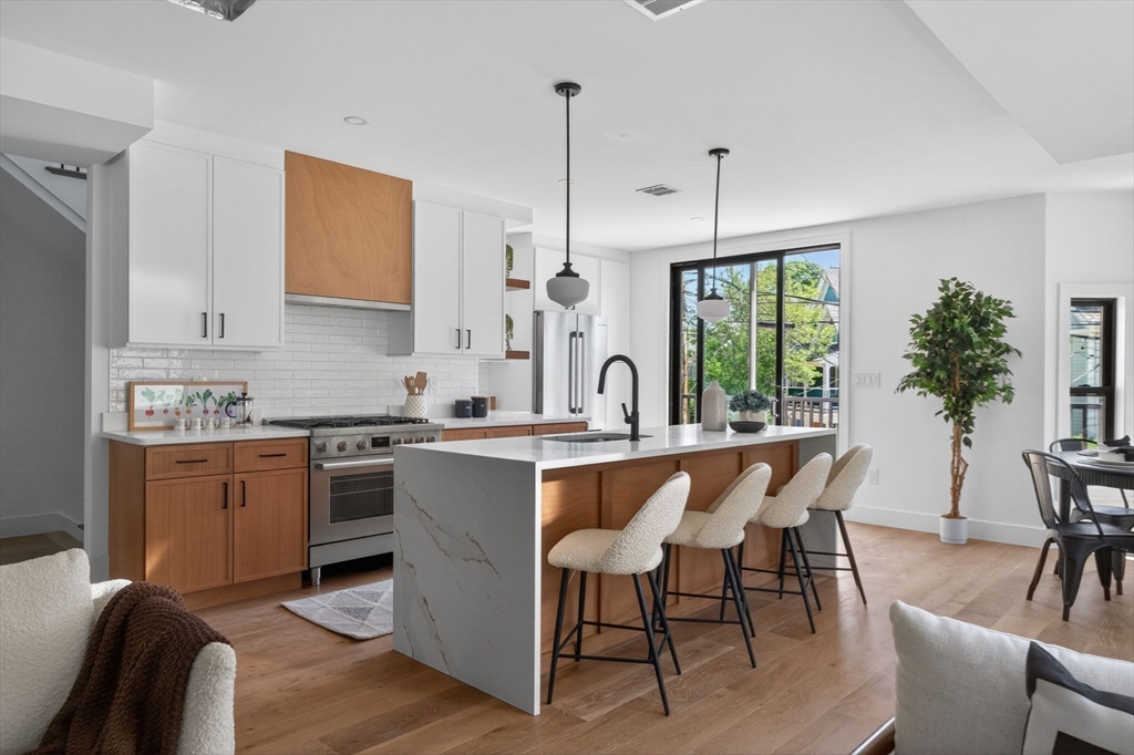 37 Kingston St B