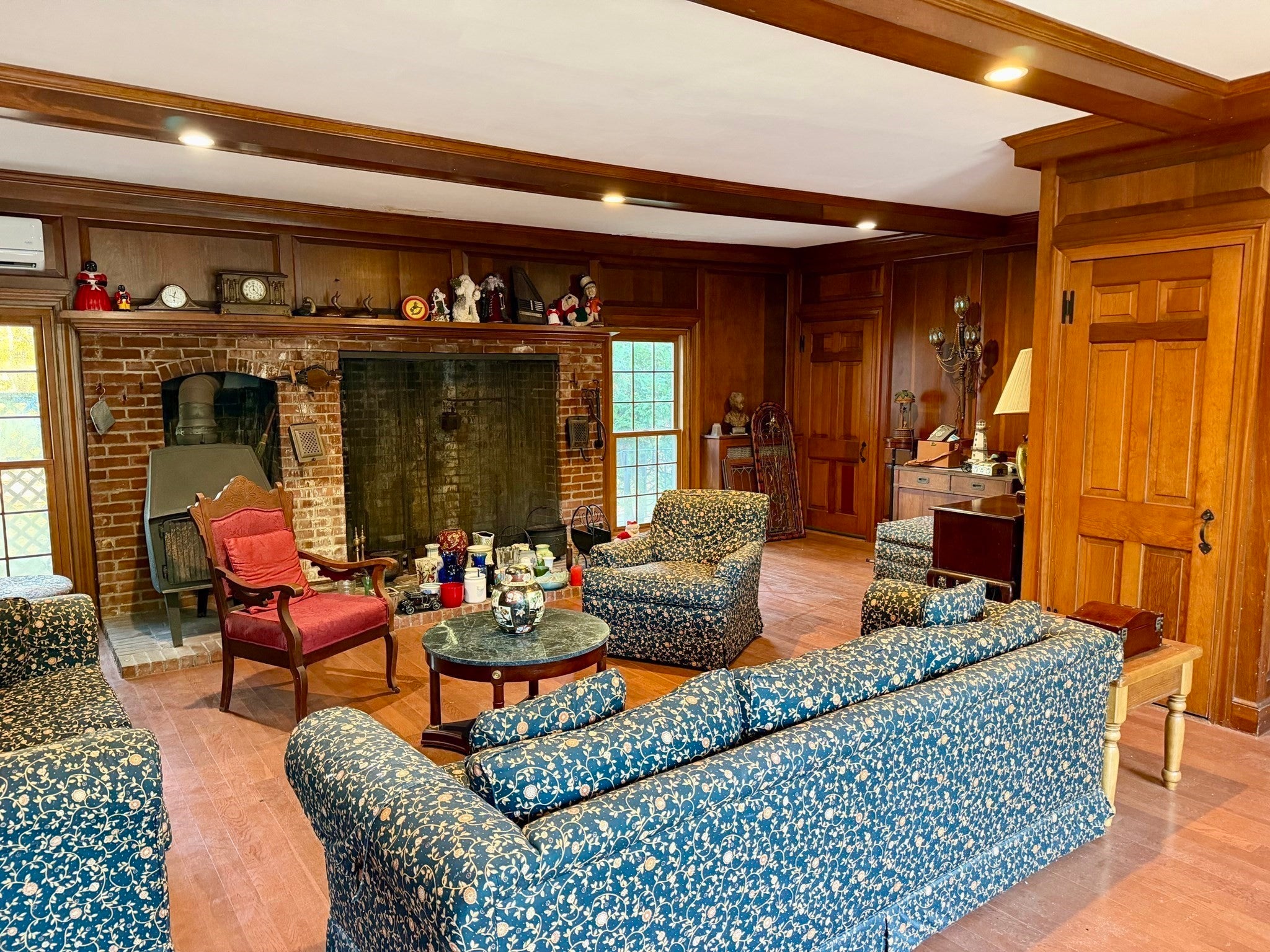 234 Worcester LN, Waltham MA 02451