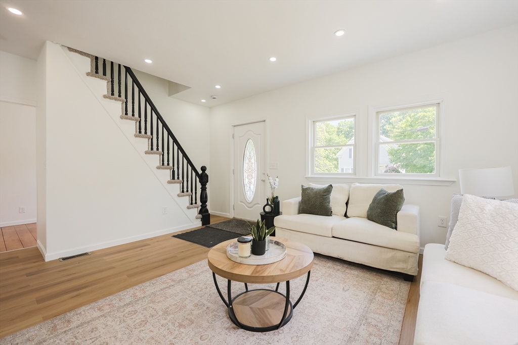 28 Custer St