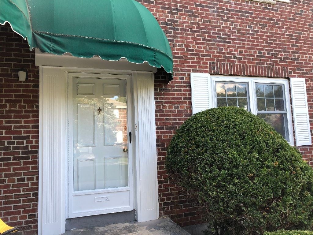Photo of 132 Emerson Gardens Rd, Lexington, MA