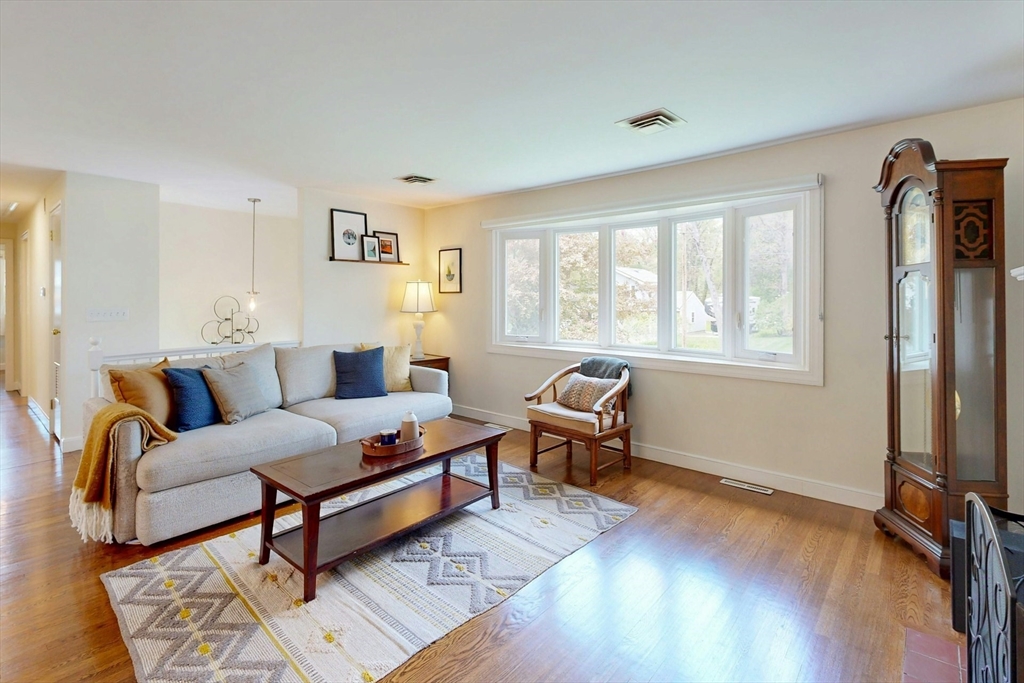 18 Emerson Rd, Medfield, MA Photo #4