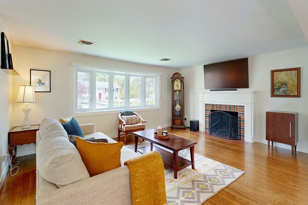 18 Emerson Rd, Medfield, MA Photo #5