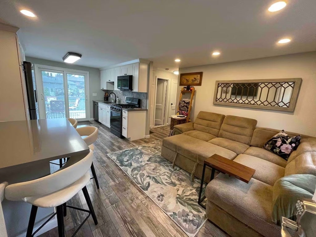 27 Neillian Way #1, Bedford, MA Photo #2