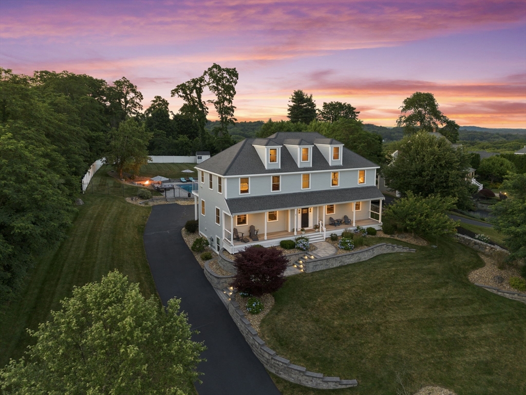 7 Bridle Spur Ln
