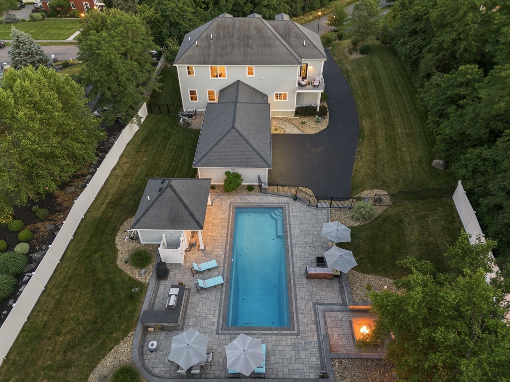 7 Bridle Spur Ln